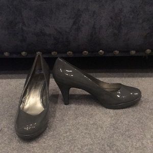Gray Bandolino Work Pumps